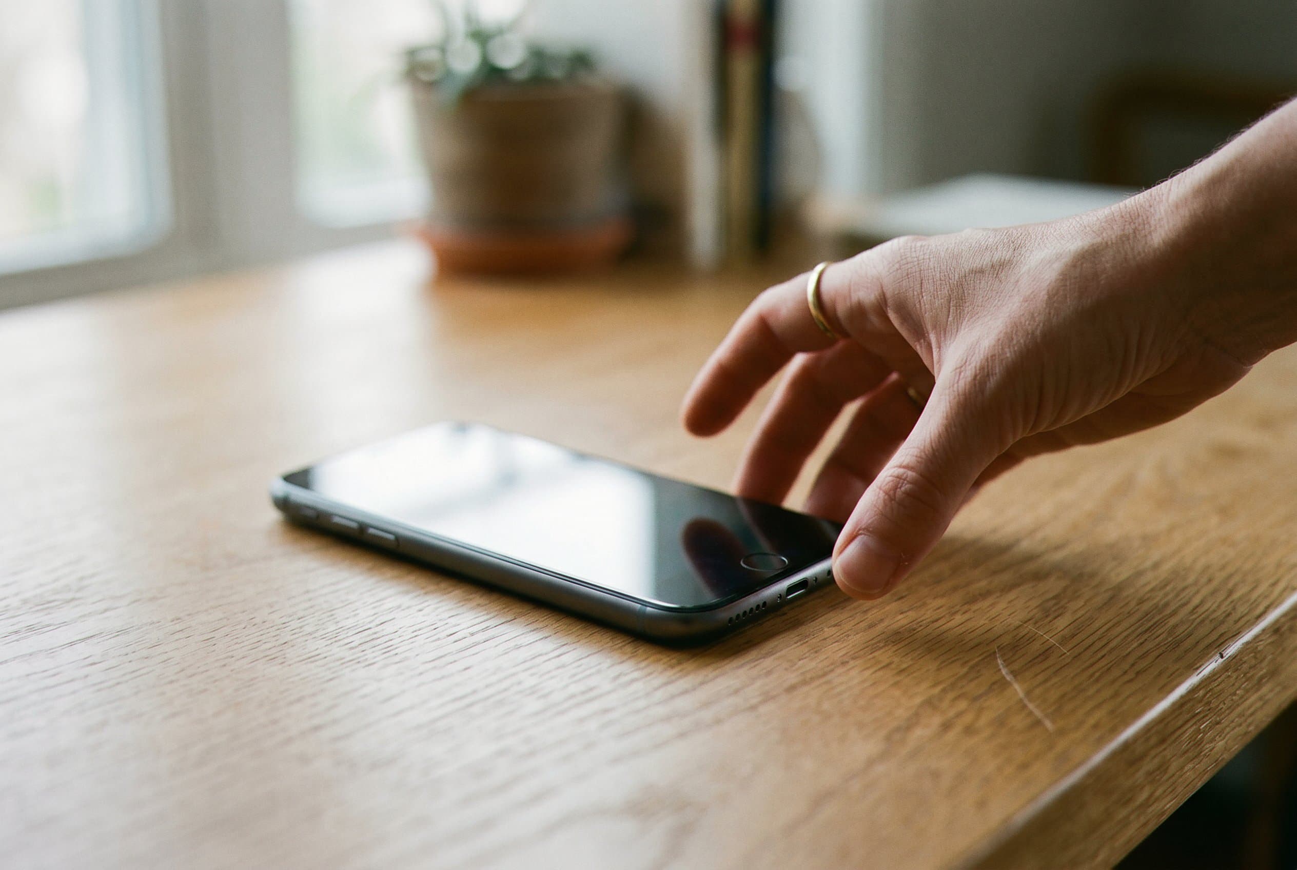 Phone screen with incoming call displayed.
